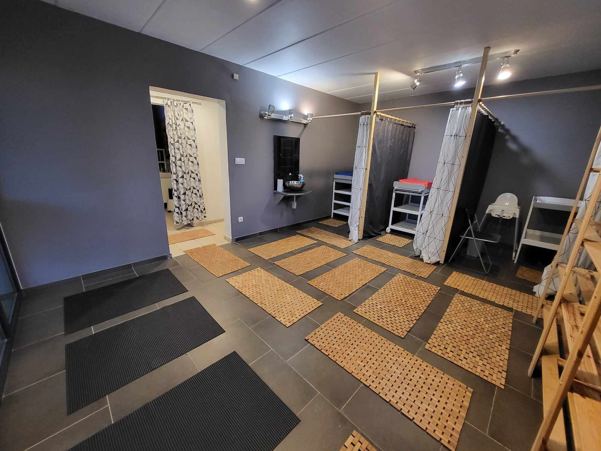 Espace vestiaires confortable pour les séances Bébés Nageurs et Petits Nageurs près de Charleroi.