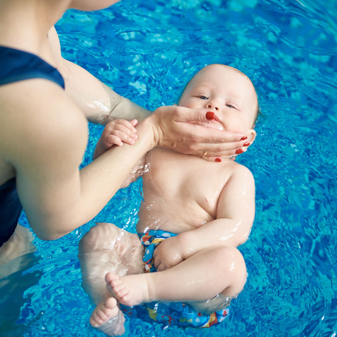 Apprentissage de la nage sur le dos chez Les bébés nageurs