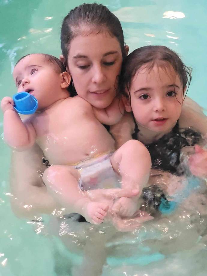 Une maman avec sa fille et son bébé participant à une séance famille chez Les bébés nageurs à Gerpinnes
