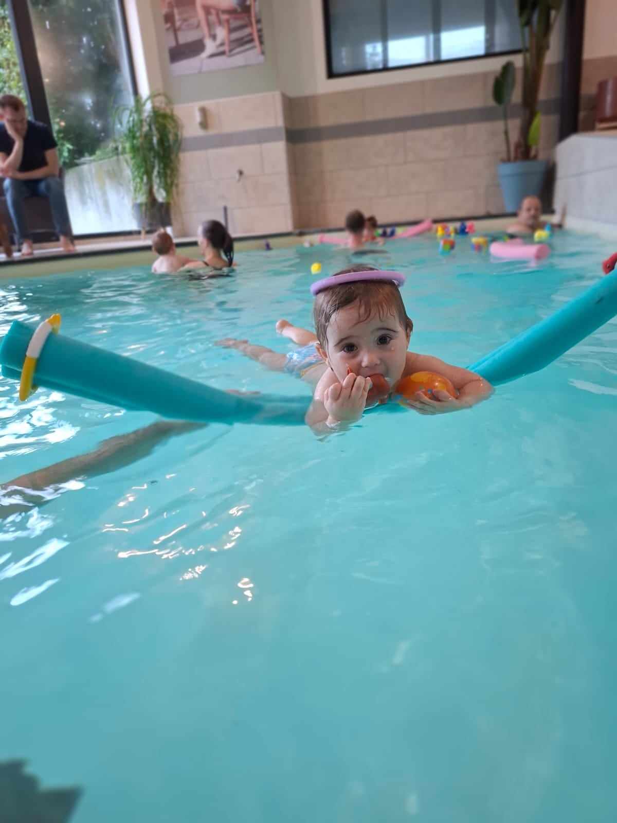 Bébés qui apprend à flotter grâce à une bouée chez Les bébés nageurs